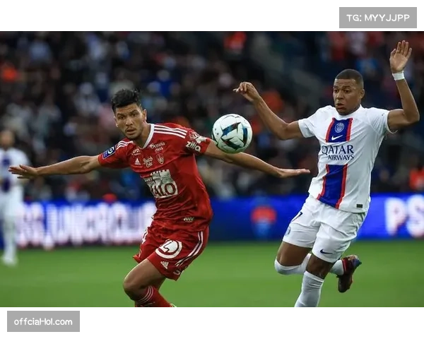 场边视角：布雷斯特教练组使用平板电脑即时回放，向球员展示对方人墙起跳时机